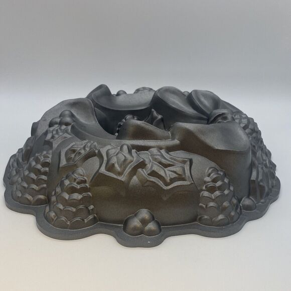 Nordic Ware Holiday Christmas Wreath Bundt Cake Mold Pan - Picture 6 of 7